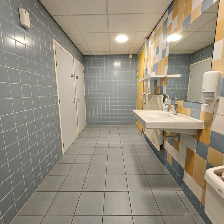 Binnenschilderwerk: 2500 m² wanden; 40 raamkozijnen; Kantoor